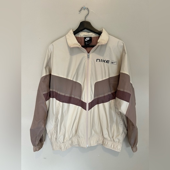 NIKE Women's Sportswear Street Loose Fit Woven Jacket - Picture 3 of 7